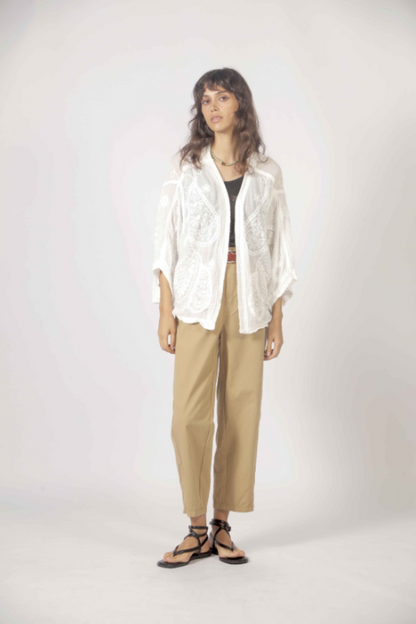 Cardigan bohème blanc léger porté avec pantalon taille haute beige