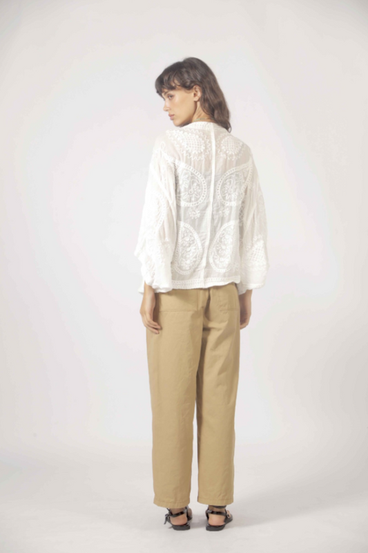 Vue arrière du cardigan blanc brodé fluide style bohème chic