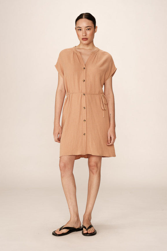 robe camel fluide boutonnée en coton avec ceinture ton sur ton du même tissu