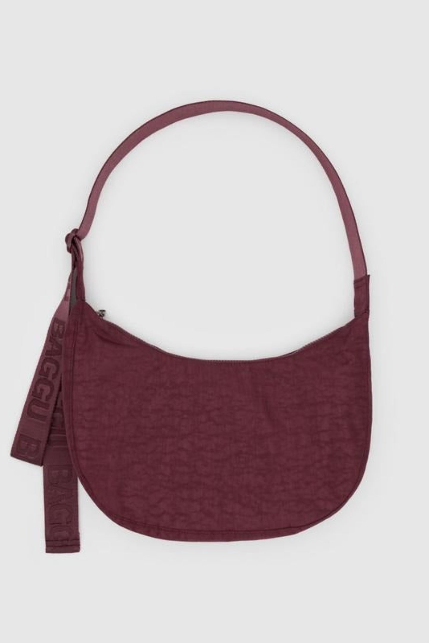 Vue de face du sac croissant moyen acajou en nylon recyclé, bandoulière ton sur ton