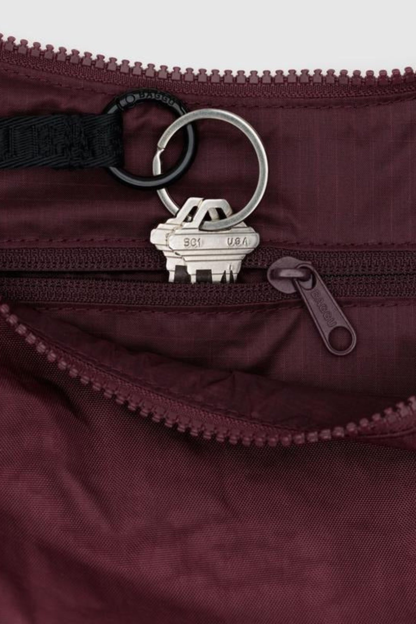 Poche intérieure zippée et porte-clés du sac croissant moyen acajou