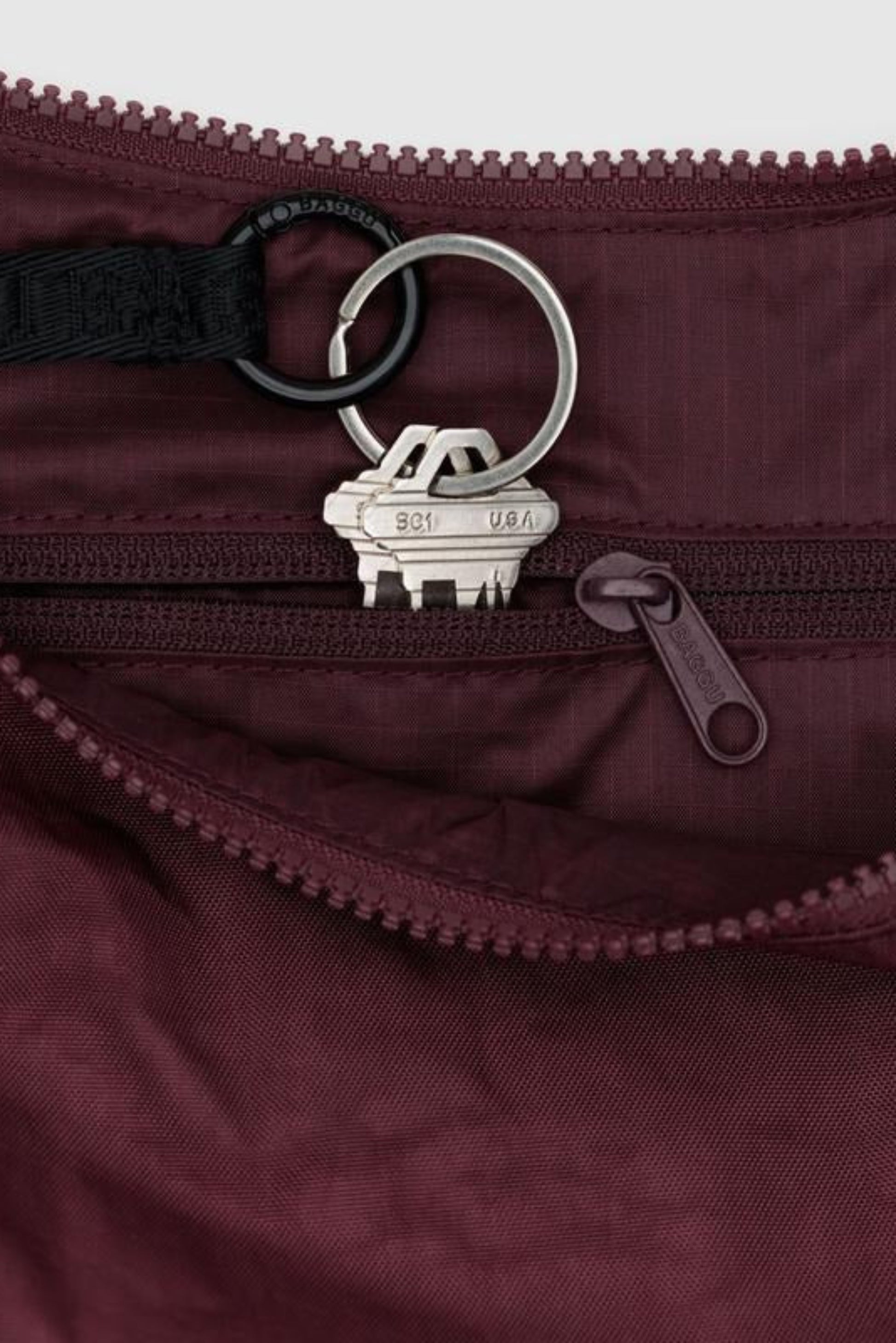 Poche intérieure zippée et porte-clés du sac croissant moyen acajou