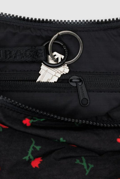 Poche intérieure zippée et porte-clés du sac croissant moyen acajou