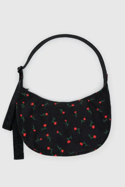 Vue de face du sac croissant moyen acajou en nylon recyclé, bandoulière ton sur ton