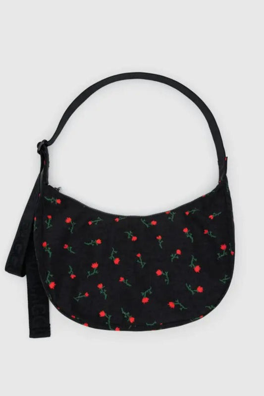 Vue de face du sac croissant moyen acajou en nylon recyclé, bandoulière ton sur ton