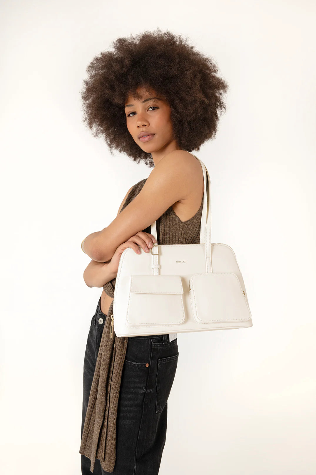 Modèle portant le sac Imena nuage chic sur l’épaule