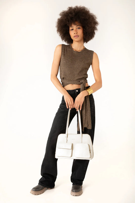 Modèle tenant le sac Imena nuage, look moderne et urbain