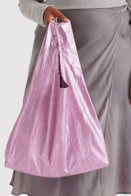 Sac réutilisable rose métallisé tenu à la main – texture brillante

