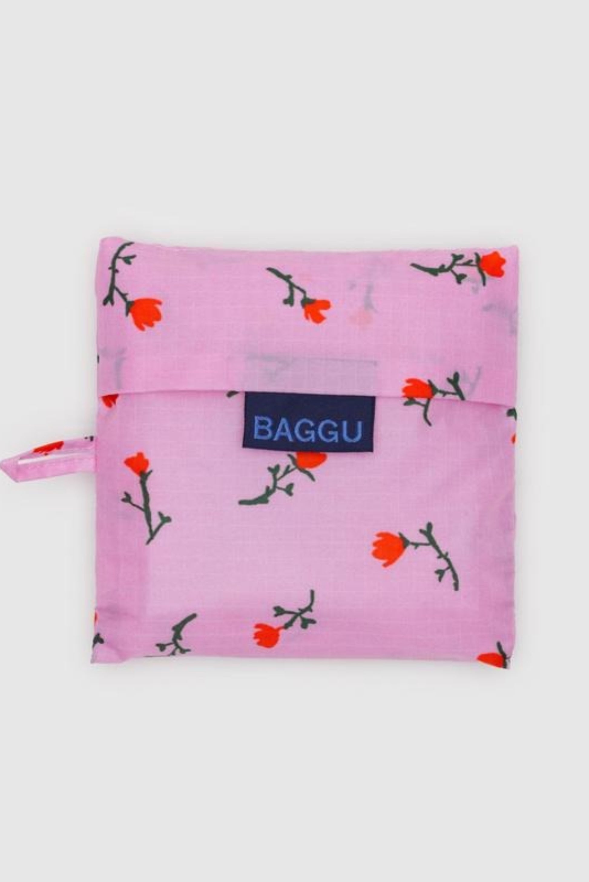 Sac réutilisable rose Baggu plié avec motif fleurs sauvage peinte, format compact