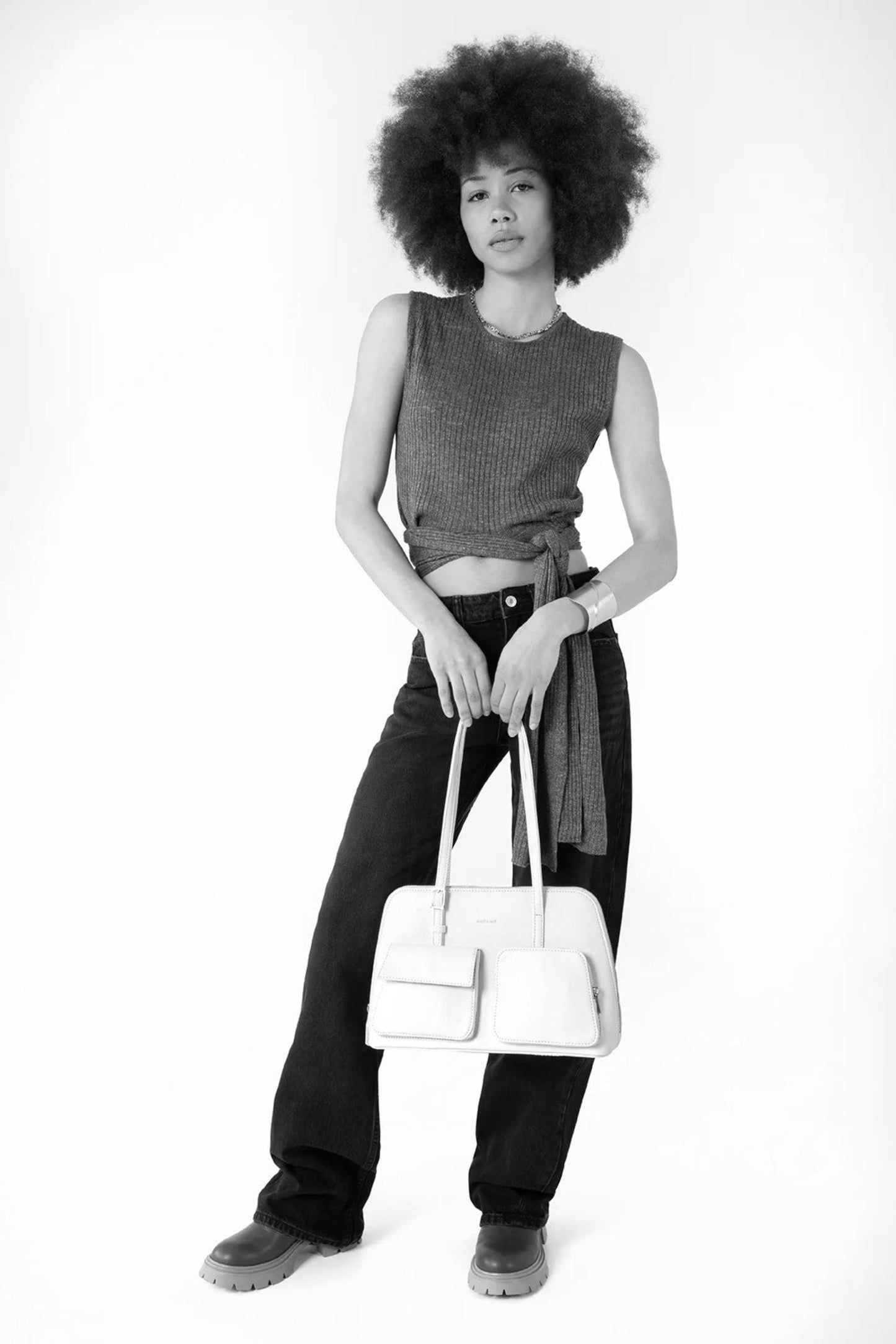  Vue du sac porté en look complet, style chic et moderne