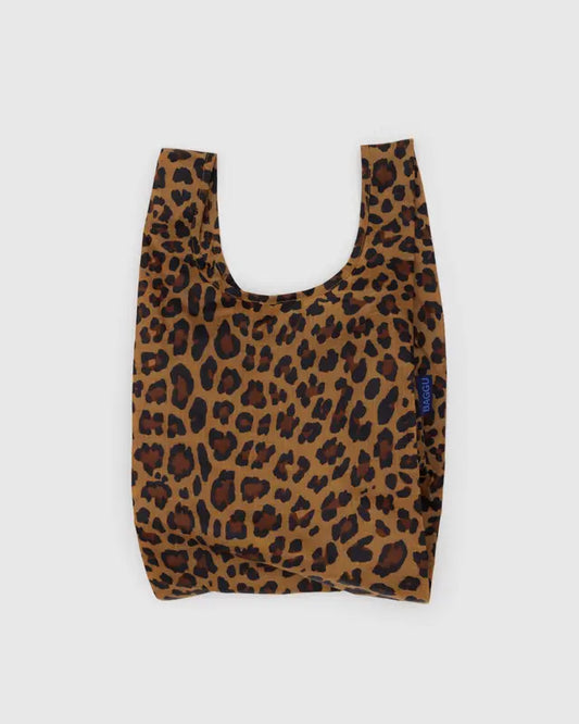 Sac réutilisable Baggu motif léopard plié et porté à la main – format compact en nylon recyclé
