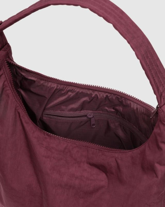 Vue intérieure du sac à bandoulière acajou – Poche zippée et finition soignée