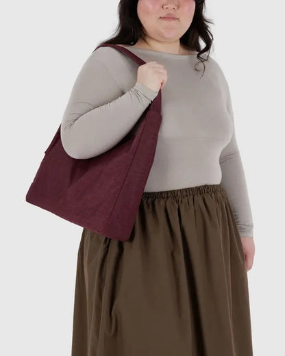 Sac à bandoulière acajou porté à l’épaule – Look chic et confortable