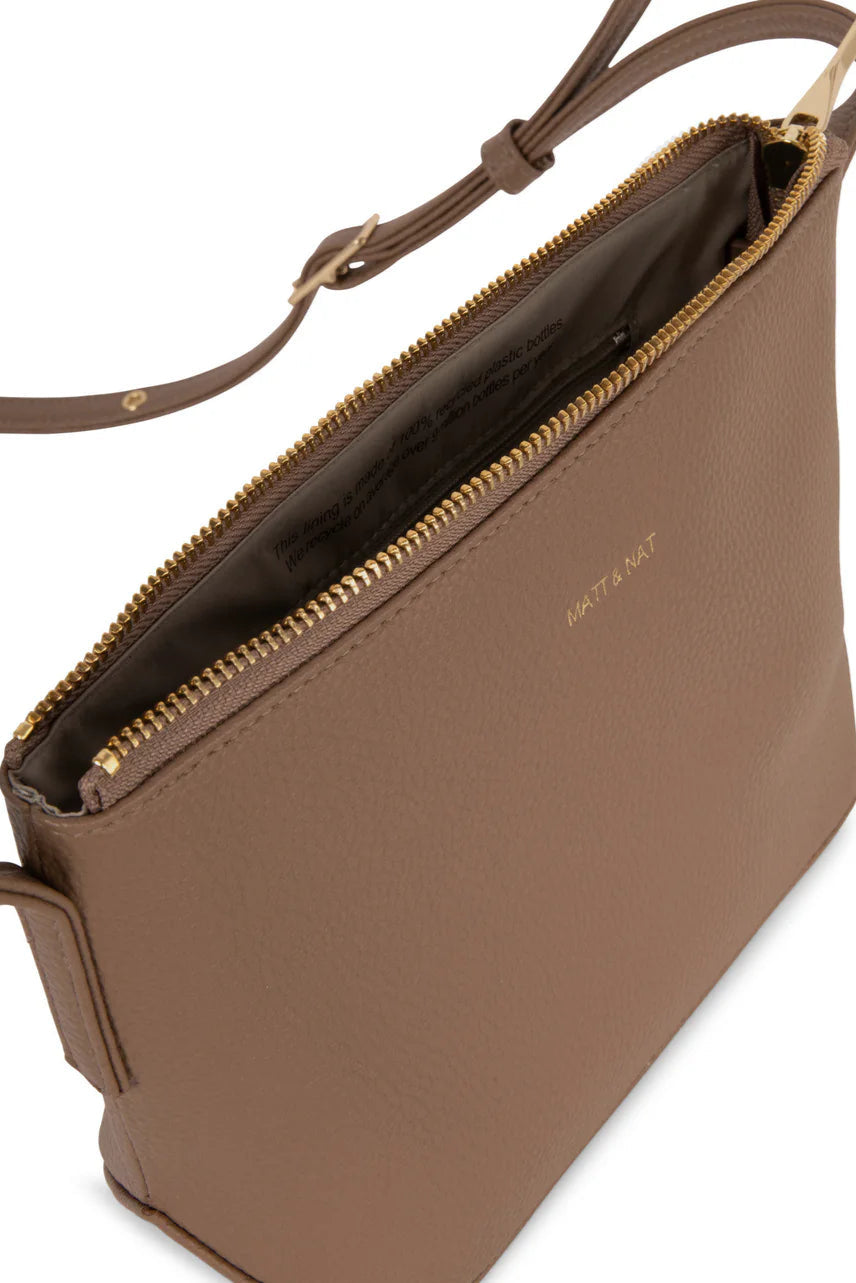 Intérieur du sac bandoulière caramel Sam avec poche zippée