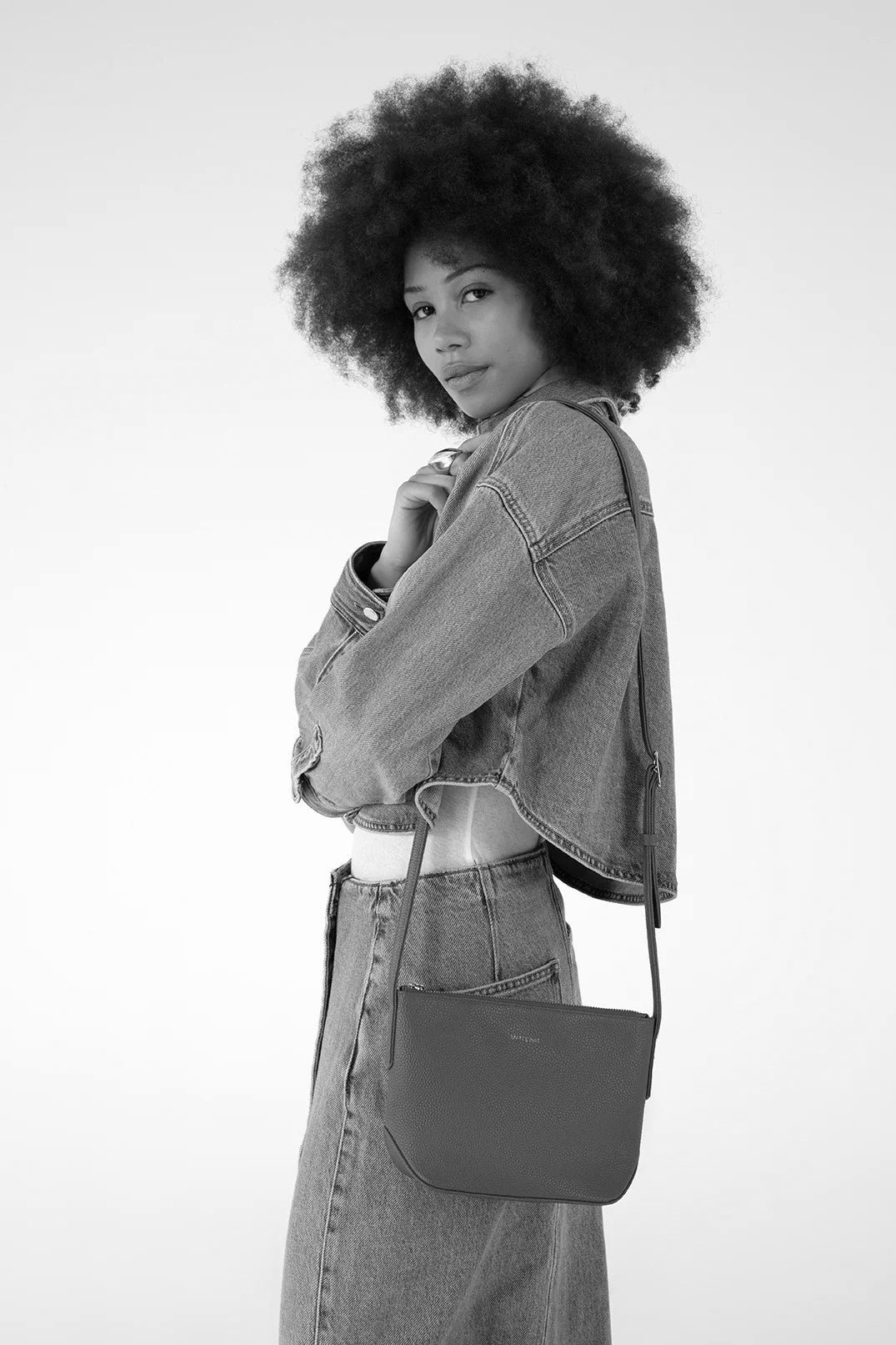 Sac bandoulière Sam caramel porté à l’épaule avec tenue denim