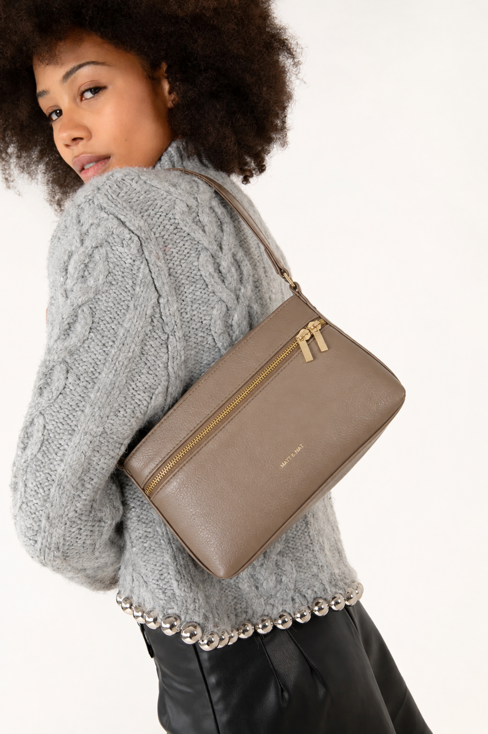 Sac Malene Sepia en matière vegan effet cuir, porté avec une tenue élégante et féminine.