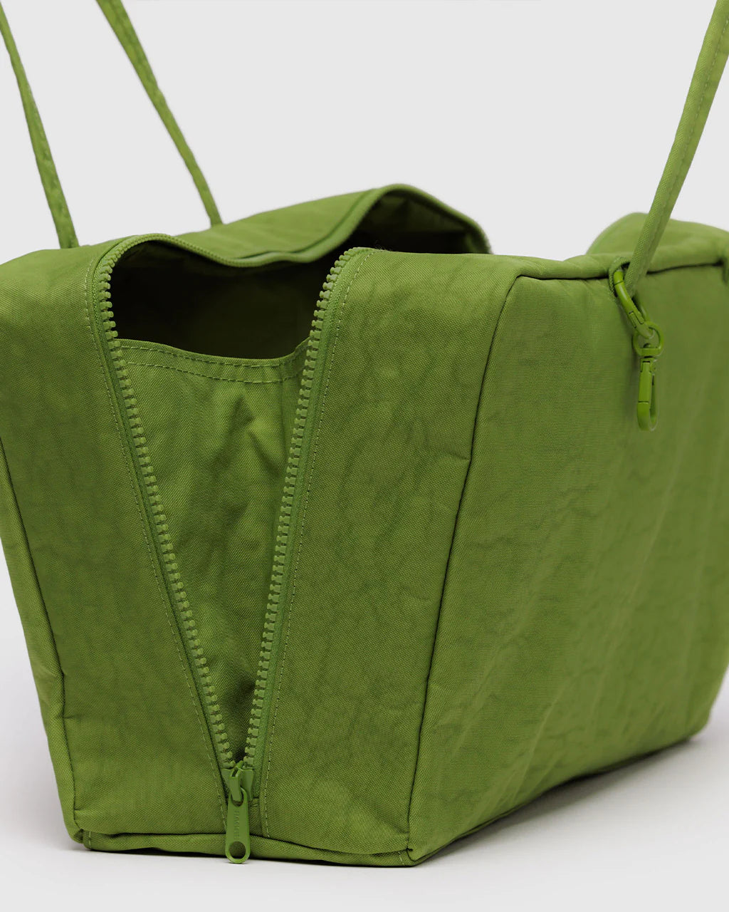 Zoom sur l’ouverture du sac Bowler vert – nylon recyclé, fermeture à glissière double