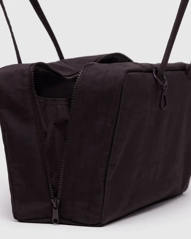 Zoom sur l’ouverture du sac Bowler moyen prune – grande capacité et fermeture zippée