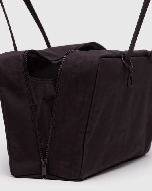 Zoom sur l’ouverture du sac Bowler moyen prune – grande capacité et fermeture zippée