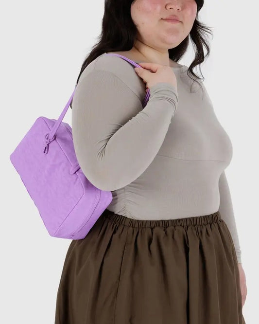 Sac Bowler rose lavande porté à l’épaule – Bretelles longues et look pastel