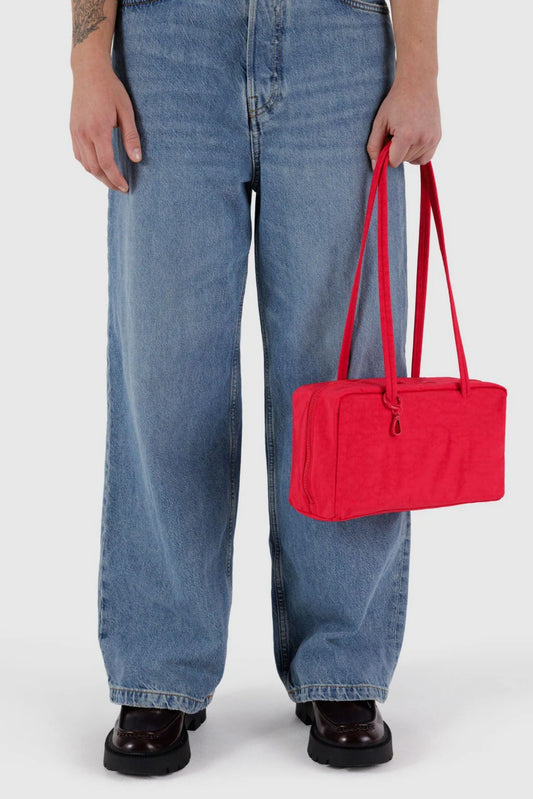 Sac Bowler rouge porté à la main – format compact et moderne