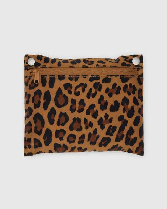 Sac Cloud Baggu motif léopard replié dans sa pochette zippée
