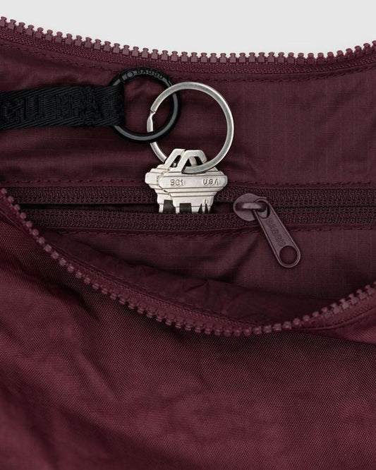 Vue intérieure du sac Crescent acajou – Porte-clés en métal et poche zippée