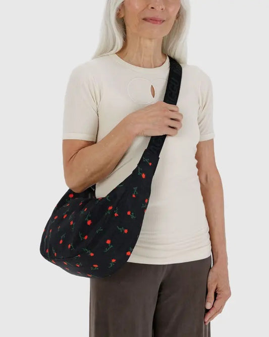 Sac Crescent fleuri porté à l’épaule – Look élégant et pratique
