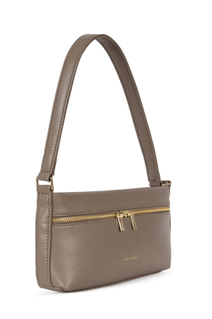 Sac épaule vegan Malene Sepia avec poche avant à double fermeture éclair et quincaillerie dorée.
