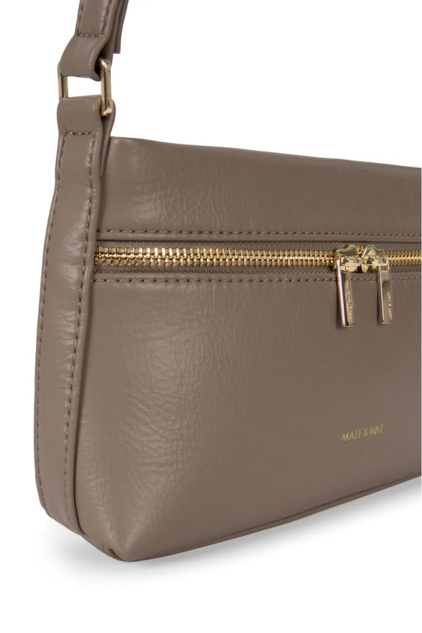 Détail de la texture effet cuir et de la fermeture éclair dorée du sac bandoulière Malene Sepia.
