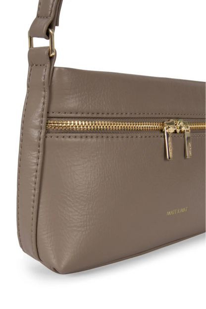 Détail de la texture effet cuir et de la fermeture éclair dorée du sac bandoulière Malene Sepia.