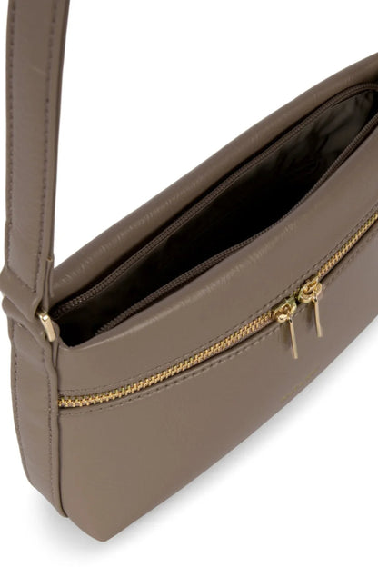 Intérieur du sac Malene Sepia avec fermeture zippée et doublure fabriquée à partir de bouteilles recyclées.