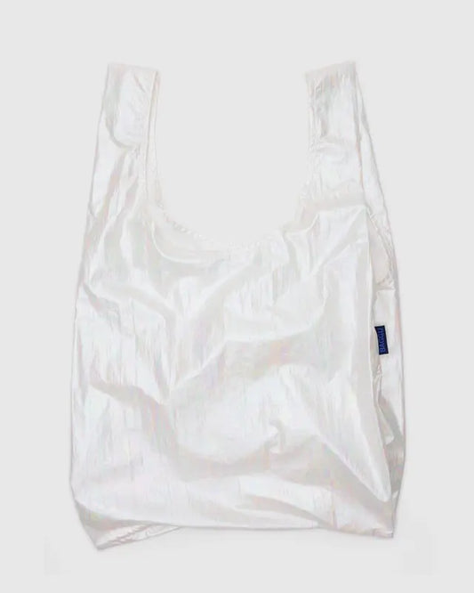 Vue du sac blanc perle déplié – finition unie métallique en nylon recyclé

