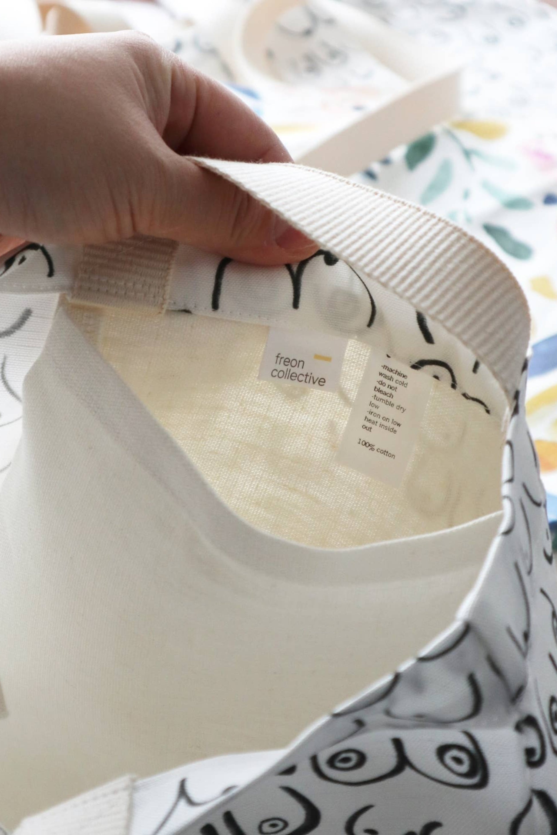 Intérieur du sac fourre-tout Seins montrant la doublure en coton et la finition propre – modèle écologique.