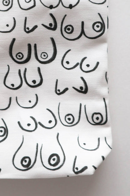 Gros plan sur l’imprimé artistique du sac fourre-tout Seins en toile – motif noir minimaliste.
