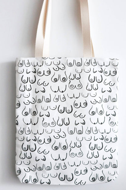 Sac fourre-tout Seins accroché sur cintre – format rectangulaire et anses robustes.