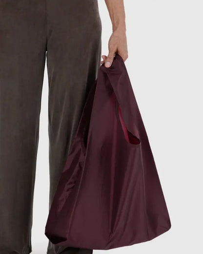 Sac Baggu porté à la main, couleur acajou foncé, silhouette épurée