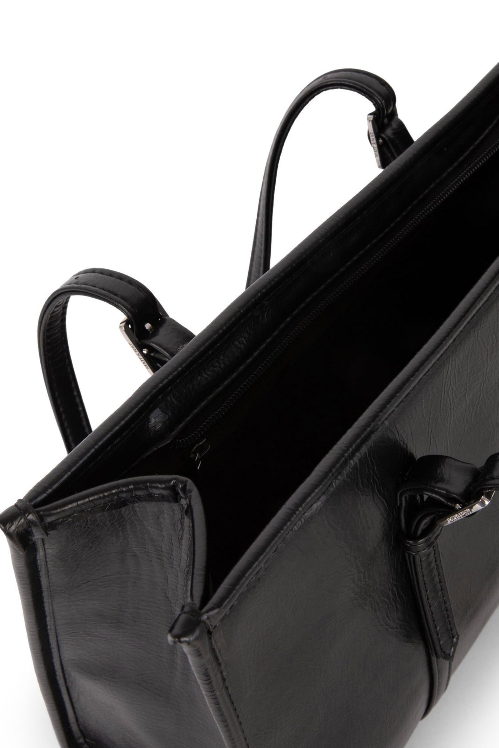 Vue intérieure du sac Zephyr noir avec poches et fermeture éclair