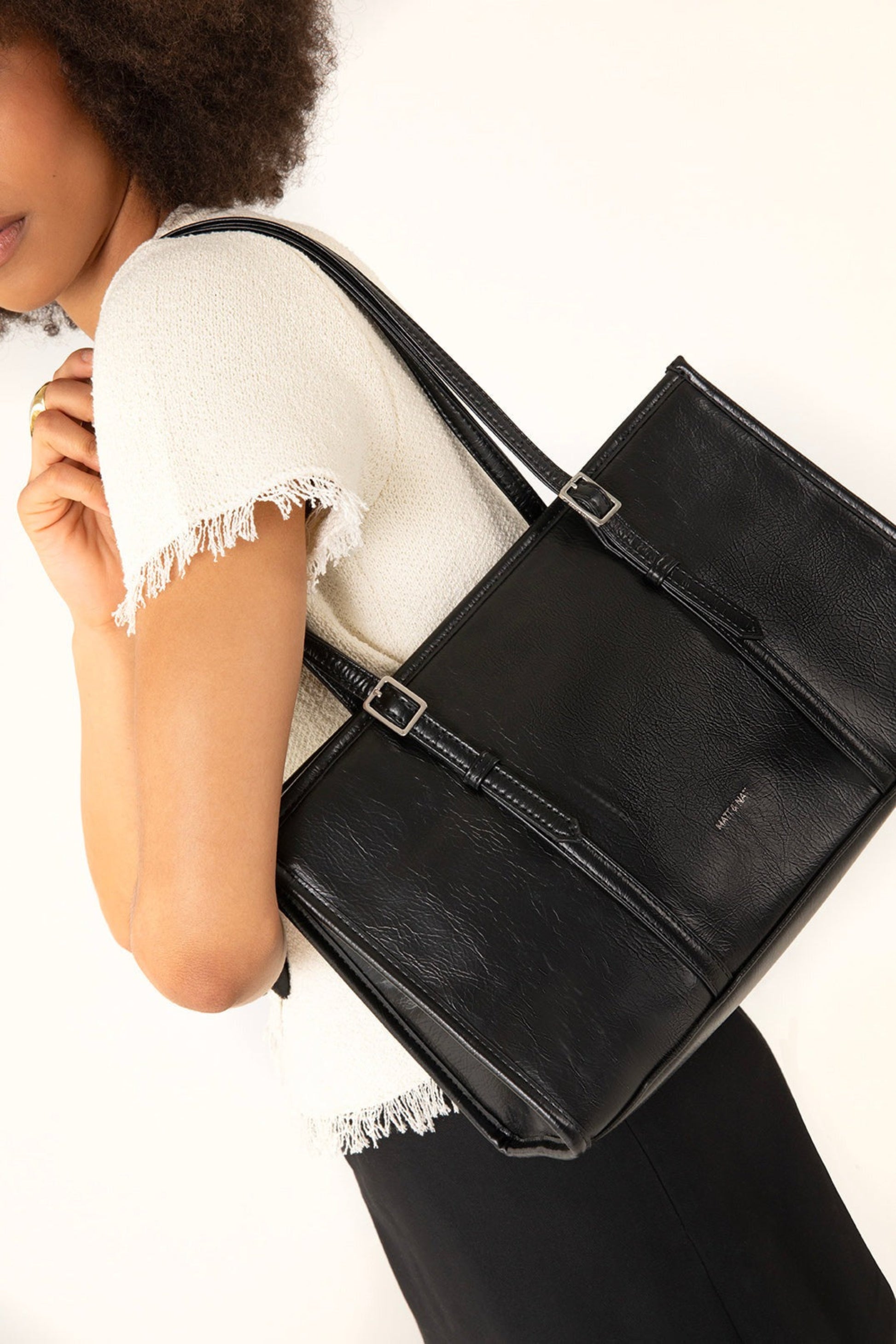 Sac Zephyr noir porté à l’épaule, format spacieux et élégant