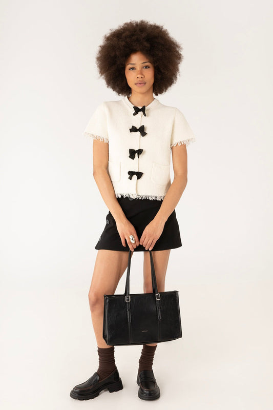 Sac Zephyr noir porté à la main, style chic et polyvalent