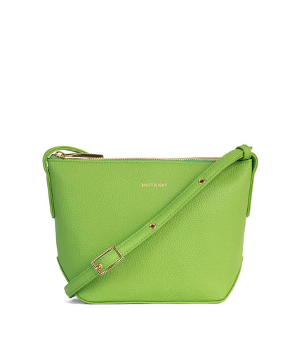Un sac à main en cuir vegan de couleur vert clair est présenté sur une surface blanche. Il a une texture grainée et une silhouette épurée avec des coutures discrètes. Le logo "Matt & Nat" est embossé en lettres dorées sur le devant du sac, près du bord supérieur. Une bandoulière ajustable est attachée avec des boucles métalliques dorées et plusieurs œillets permettant de modifier la longueur. Le sac a une forme légèrement trapézoïdale, avec une fermeture éclair dorée sur le dessus.