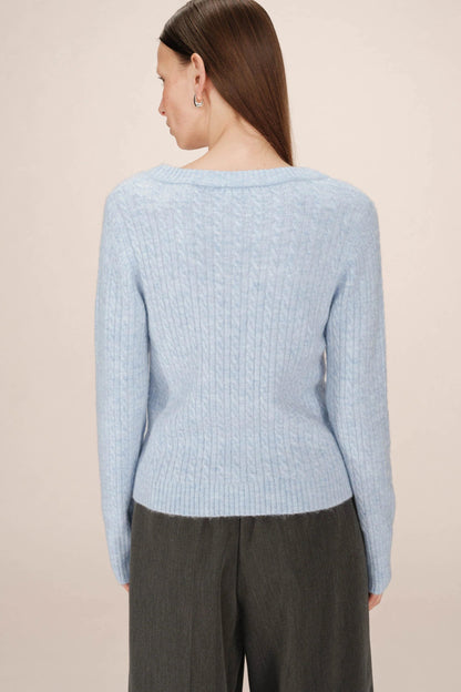 Vue arrière du gilet Samso bleuet porté, coupe courte et ajustée

