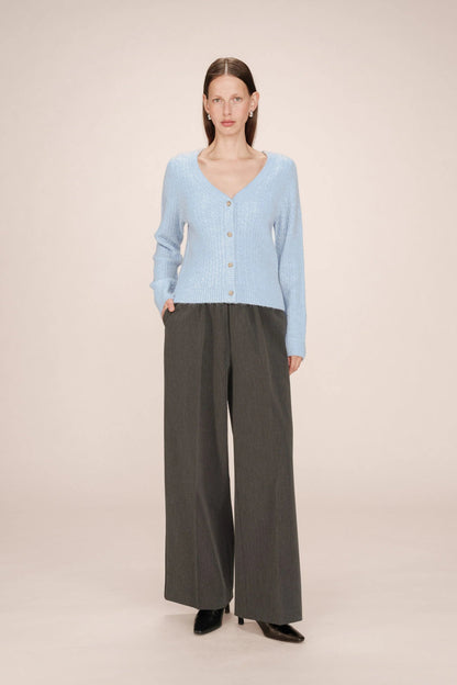 Vue en pied du gilet Samso bleuet porté avec pantalon gris

