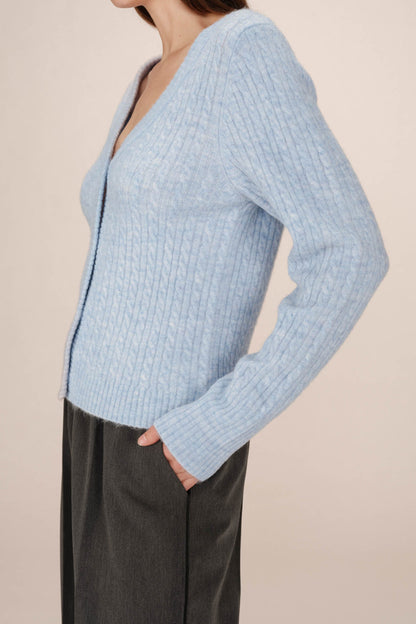 Vue de profil du gilet Samso bleuet à maille torsadée

