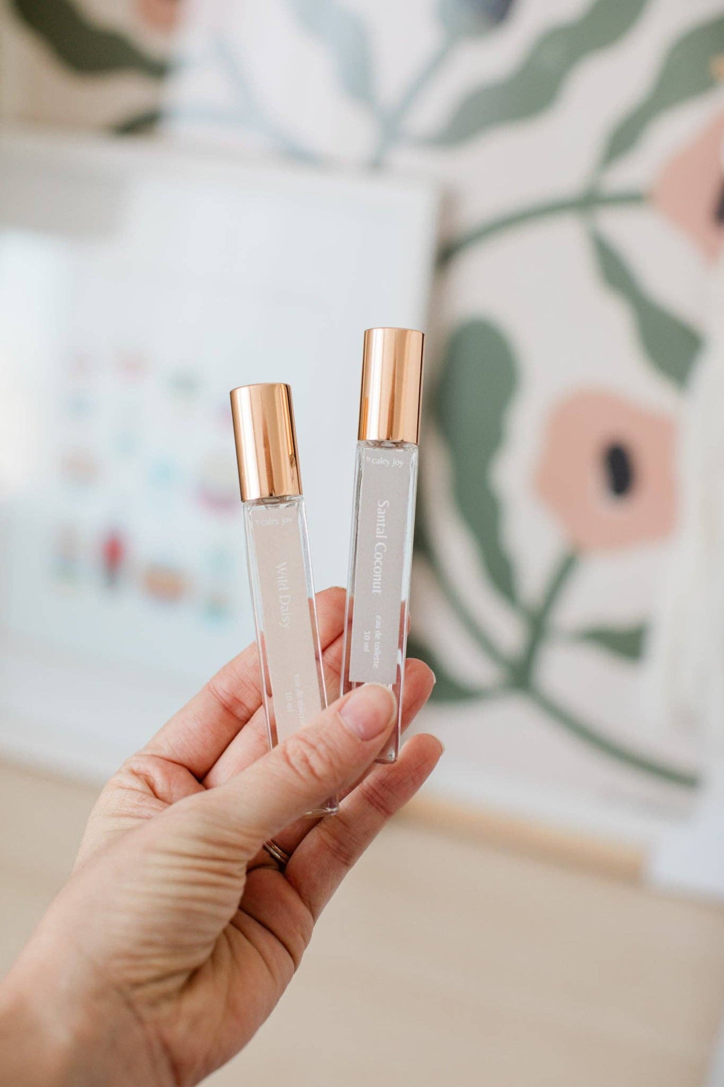 Eau de toilette Santal Coconut tenue en main + flacon en verre minimaliste