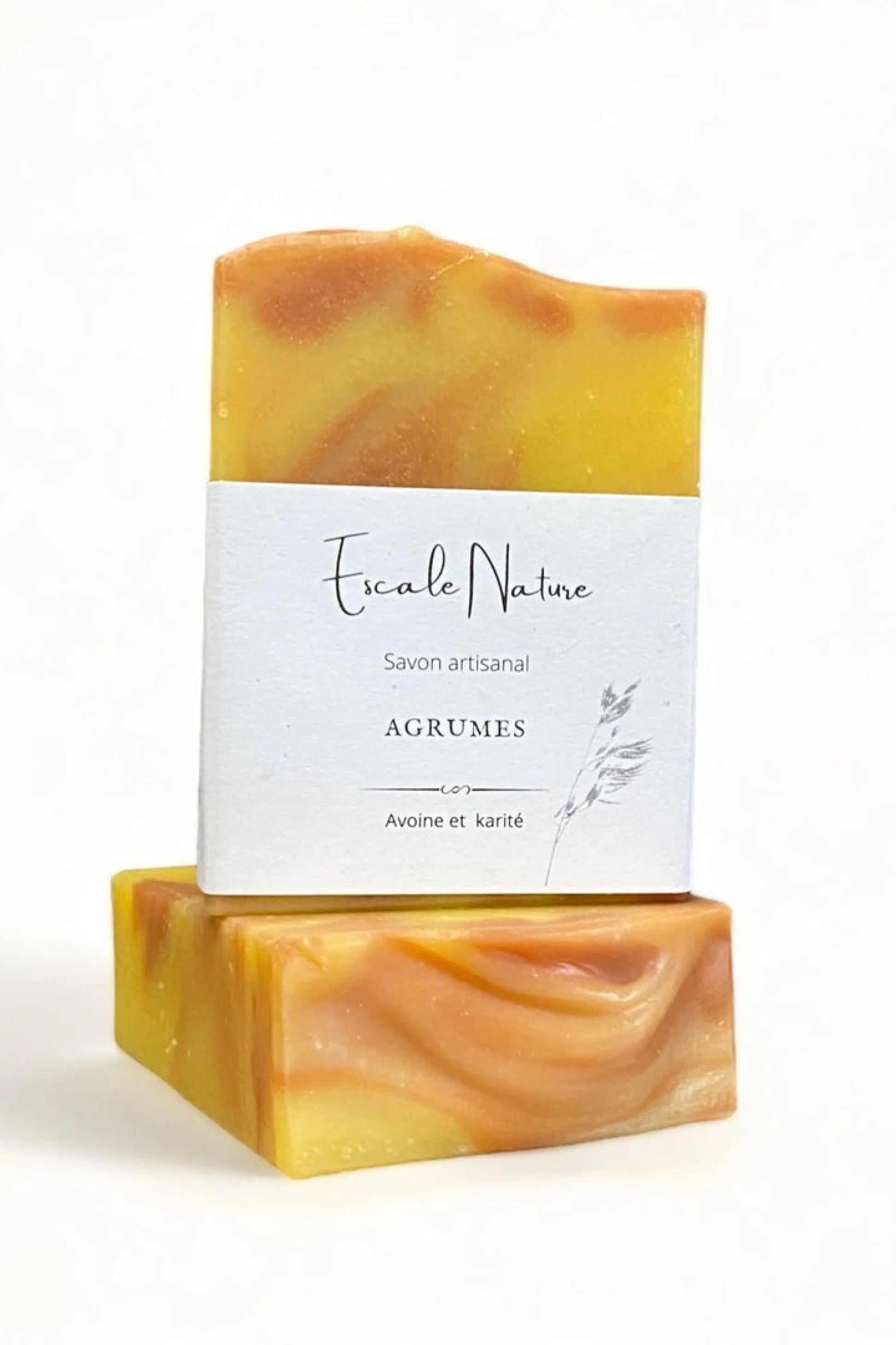 Savon artisanal jaune-orange avec étiquette blanche • parfum agrumes