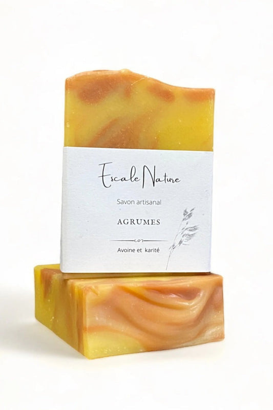 Savon artisanal jaune-orange avec étiquette blanche • parfum agrumes