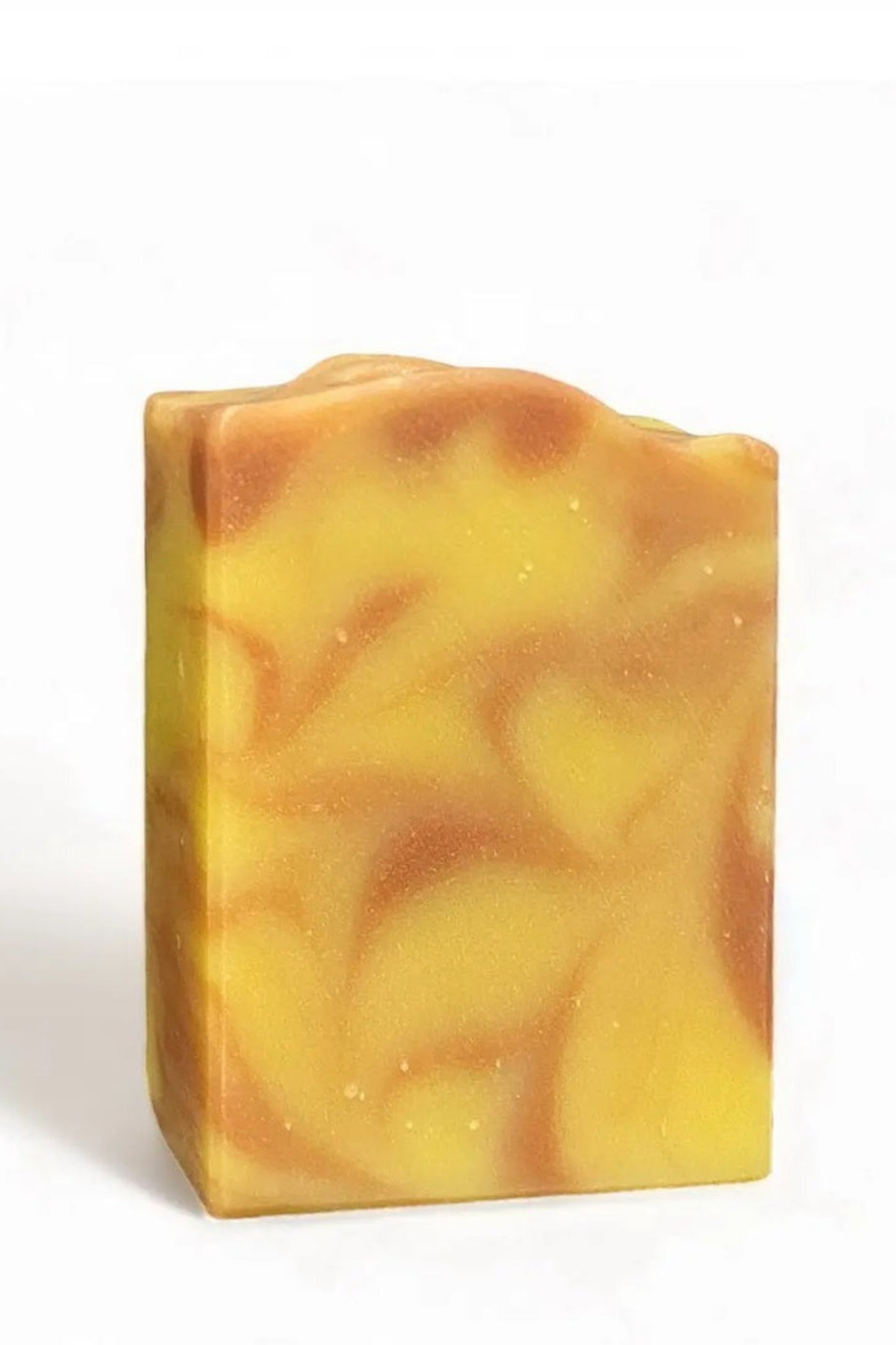 Savon artisanal jaune et orange en gros plan • marbrures naturelles