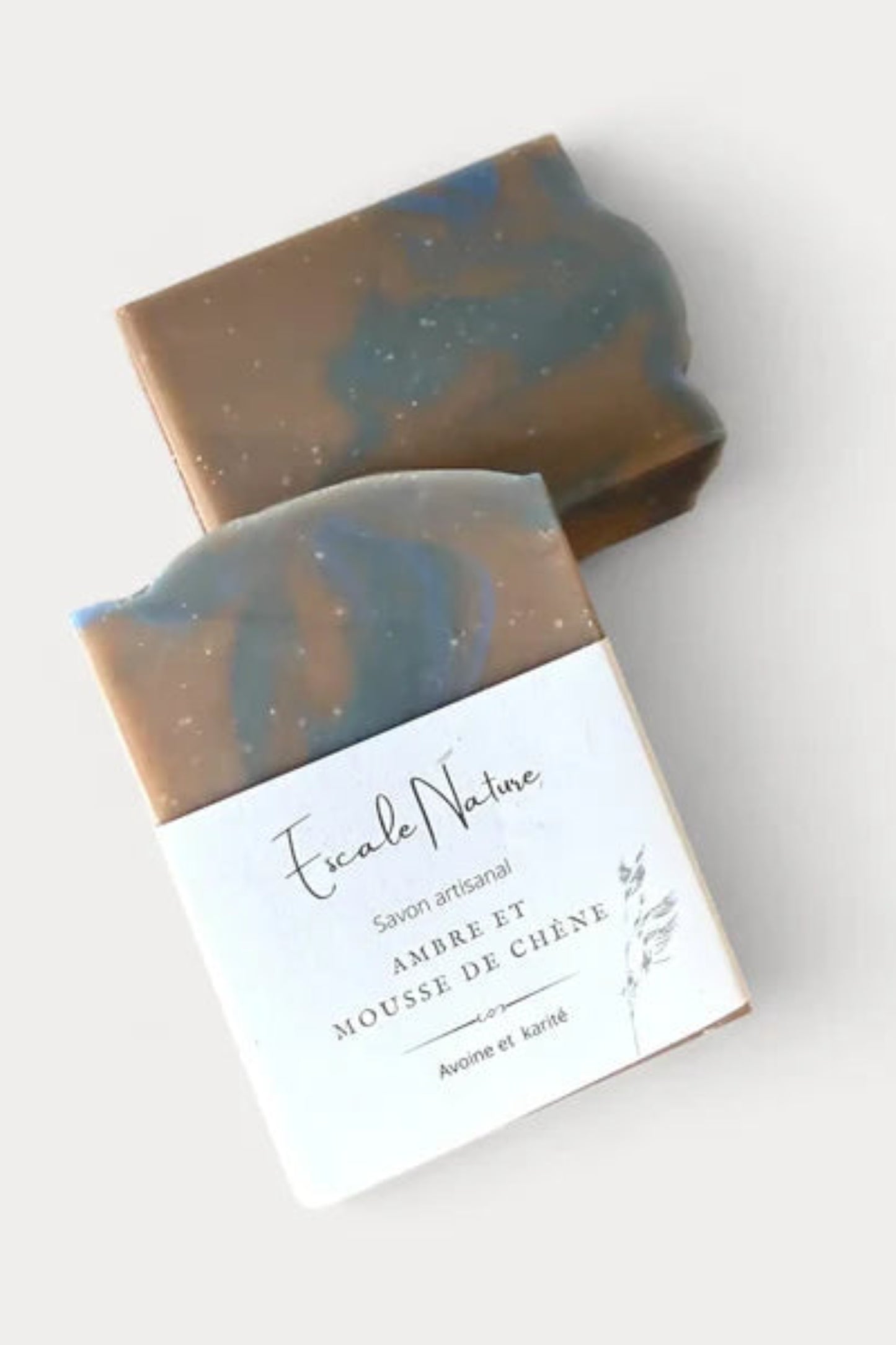 Savon artisanal Ambre et Mousse de Chêne avec étiquette • Fait main au Québec, avoine et karité • Teintes brunes et bleutées
