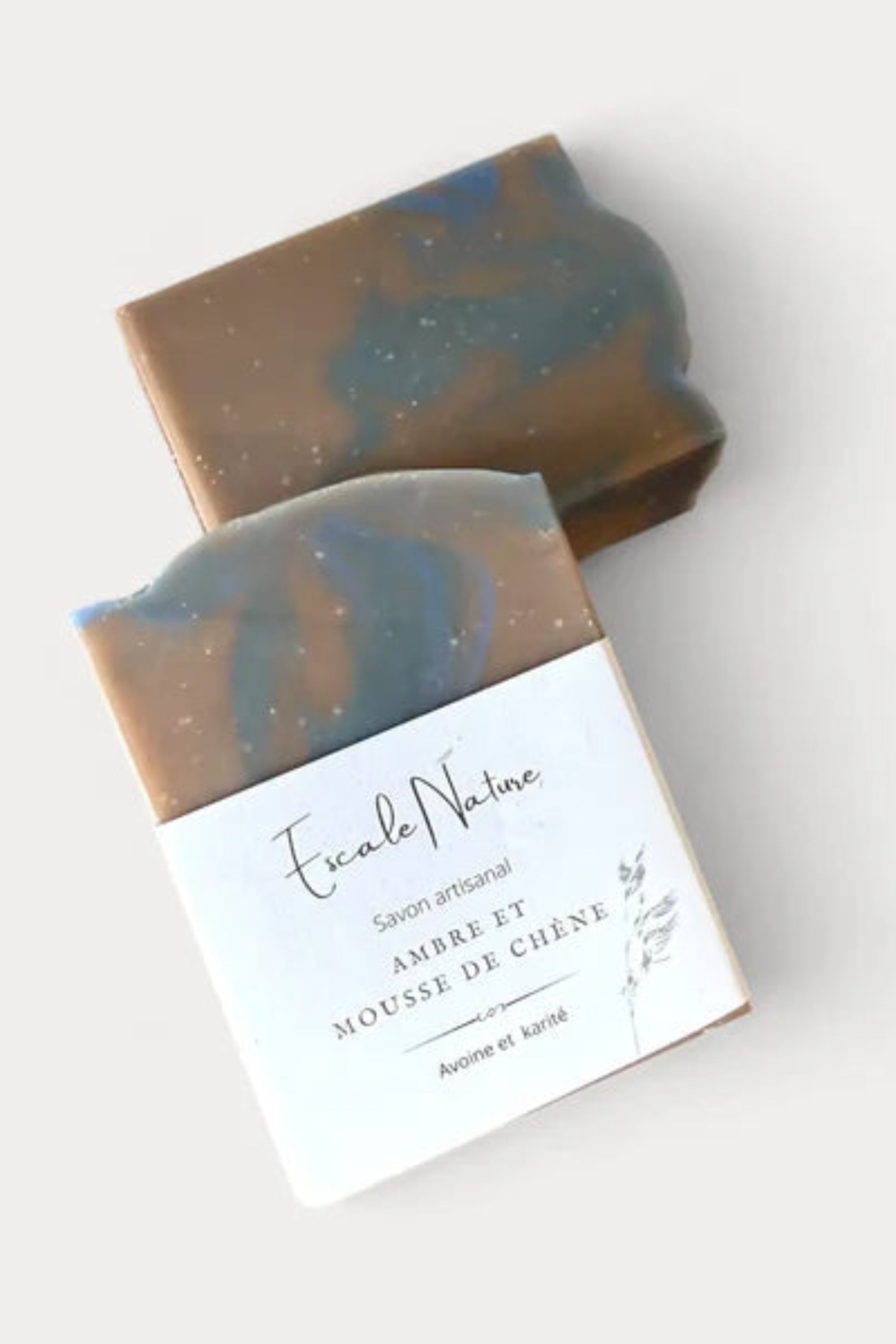 Savon artisanal Ambre et Mousse de Chêne avec étiquette • Fait main au Québec, avoine et karité • Teintes brunes et bleutées